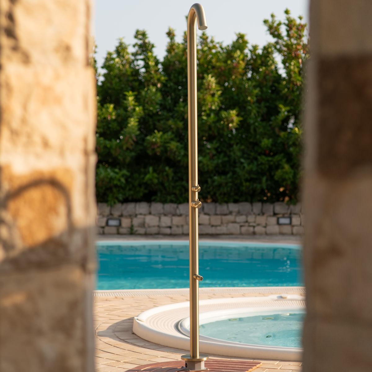 Douche Exterieure a Eau Chaude Et Froide Sined Shower Quartu Oro