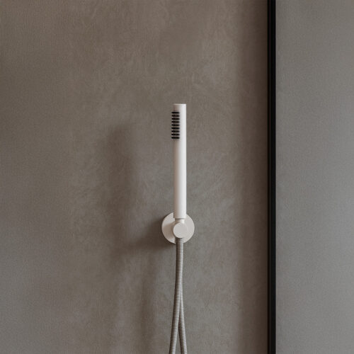 Douchette blanche en acier 316L avec attache universelle pour interieur et exterieur