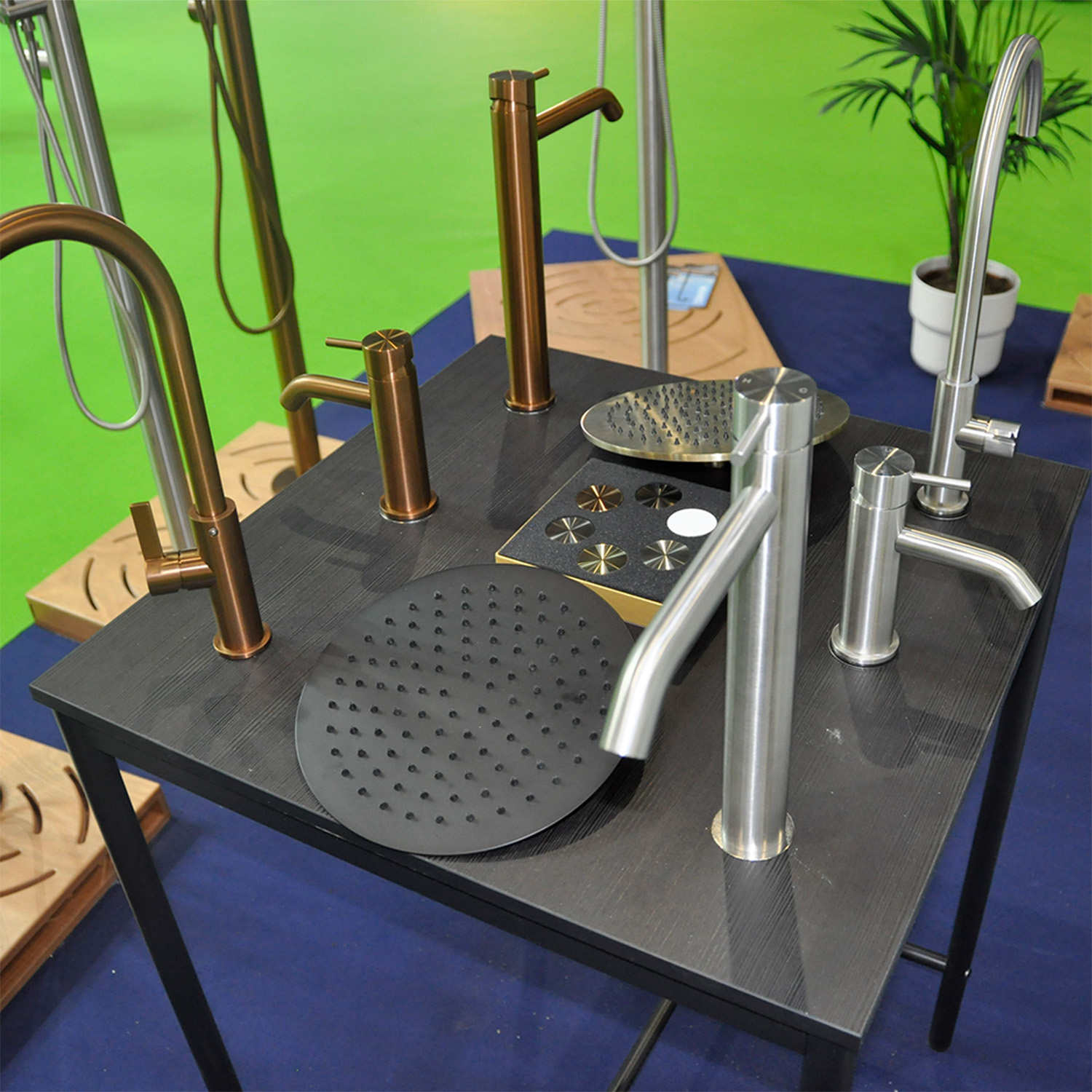 Table noire en bois avec robinetterie inox 316L assortie pour exposition – Image 3