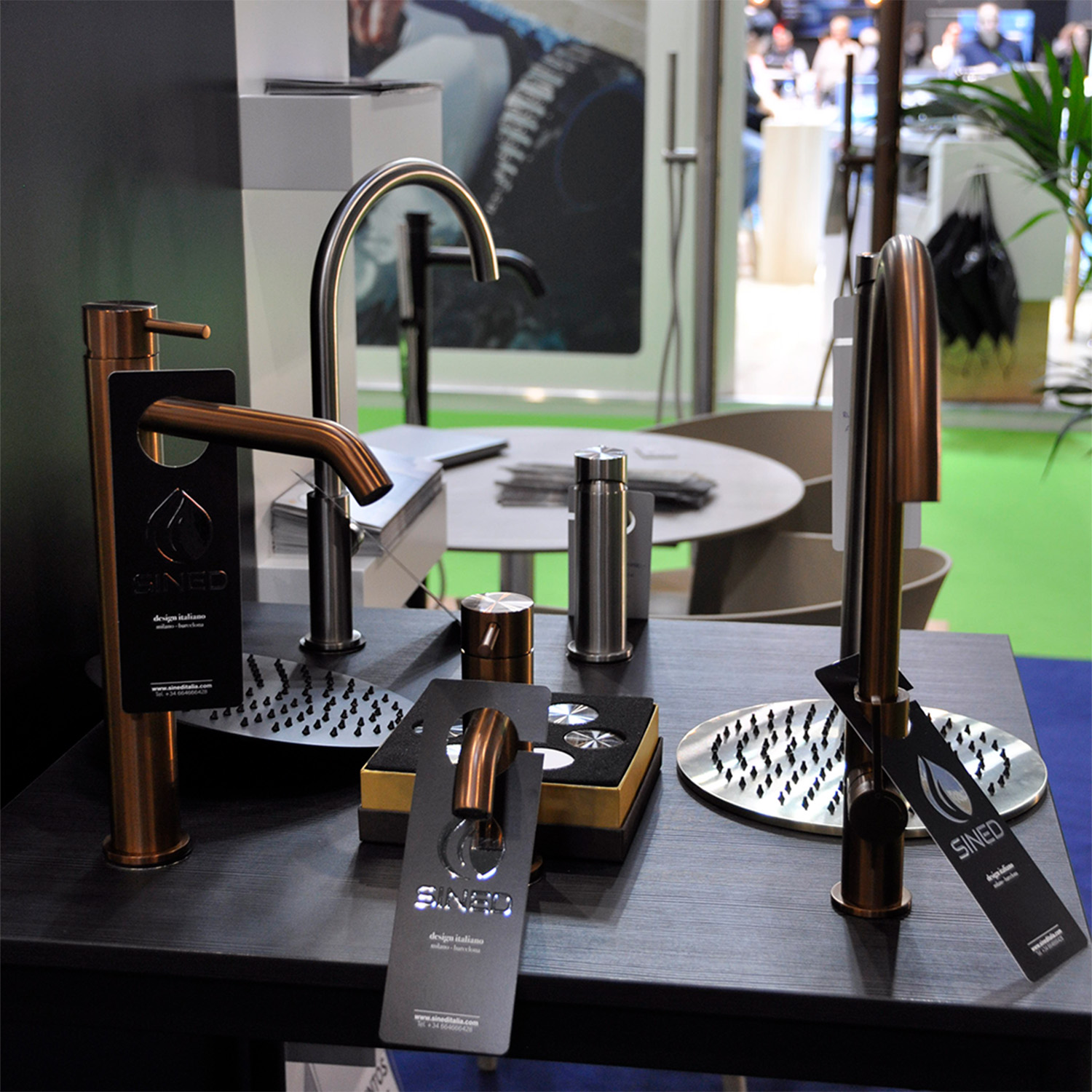 Table noire en bois avec robinetterie inox 316L assortie pour exposition – Image 5