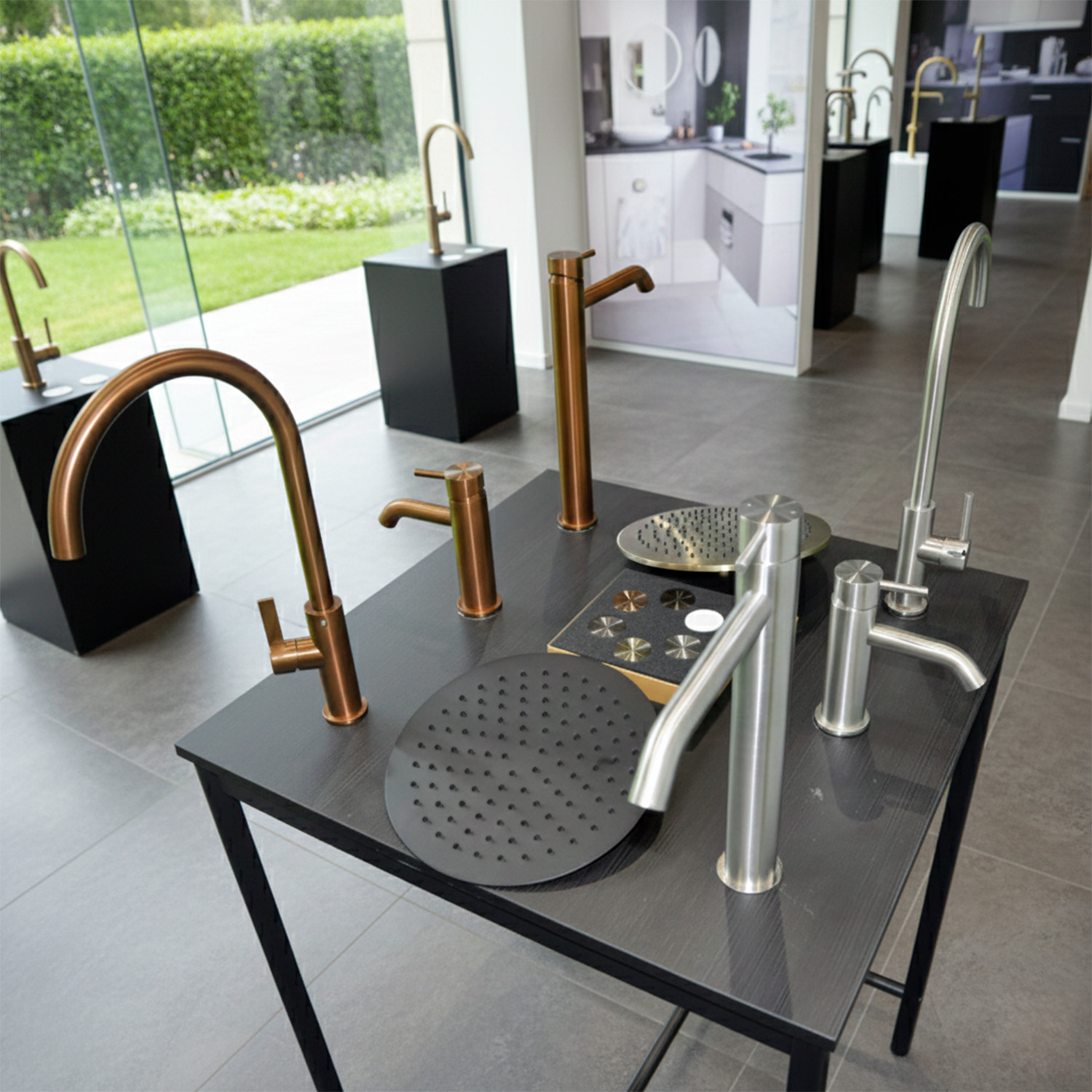 Table noire en bois avec robinetterie inox 316L assortie pour exposition